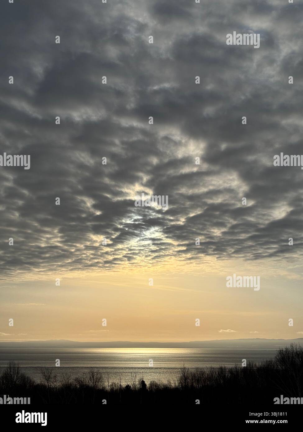 Bewölkter Sonnenaufgang über dem Saint Lawrence River, Quebec - Smartphone-aufgenommenes Stockfoto