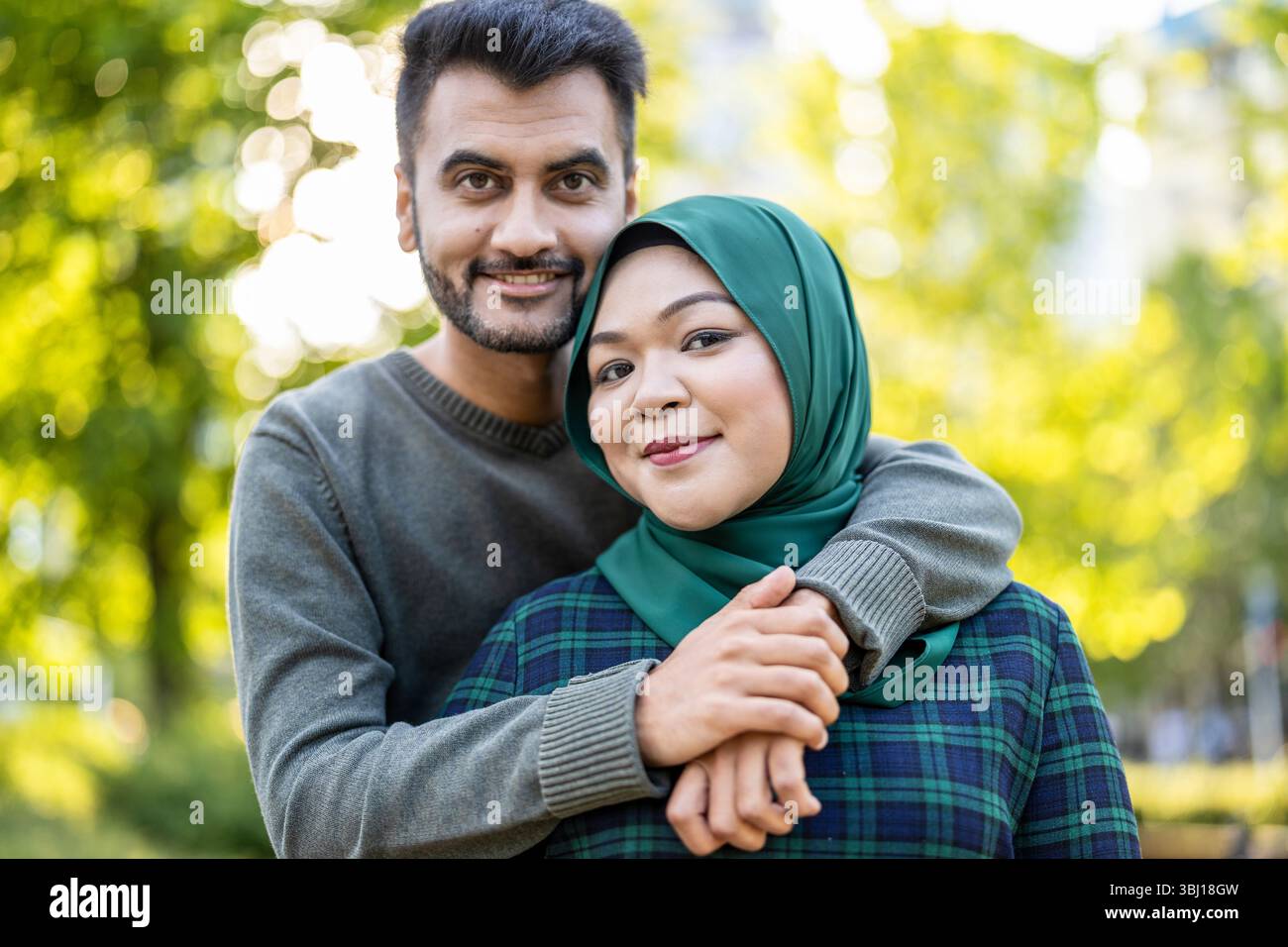 Porträt eines glücklichen muslimischen Paares, das sich in der Stadt umgibt Stockfoto