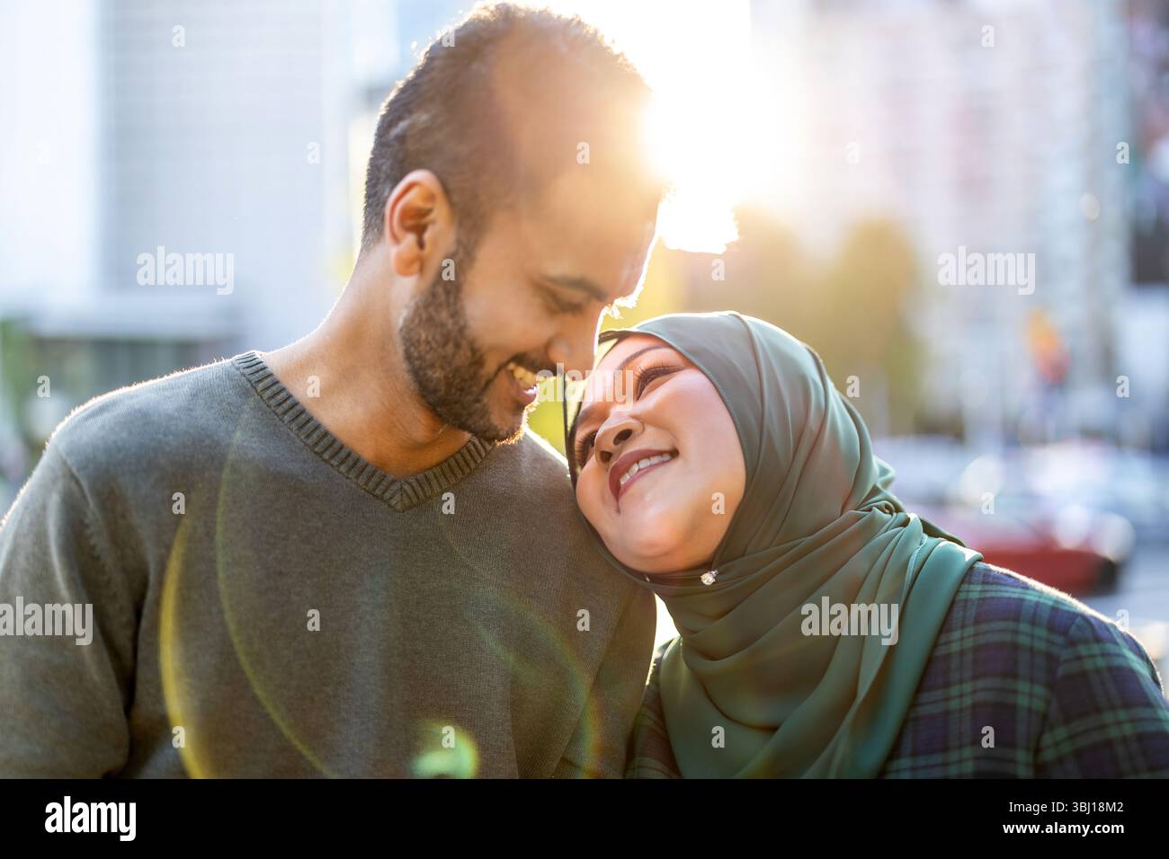 Porträt eines glücklichen muslimischen Paares, das sich in der Stadt umgibt Stockfoto