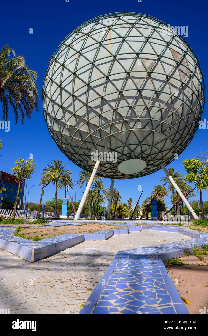 Die Esfera Bioclimática auf La Isla de La Cartuja, der Ort der Expo '92 in Sevilla, war die Art und Weise Spaniens, alles zu zeigen, was es in den 1980er Jahren erreicht hatte Stockfoto