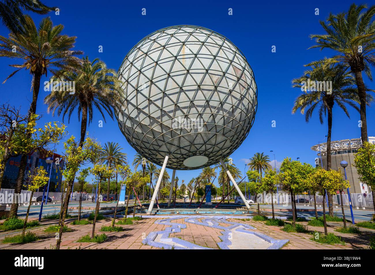 Die Esfera Bioclimática auf La Isla de La Cartuja, der Ort der Expo '92 in Sevilla, war die Art und Weise Spaniens, alles zu zeigen, was es in den 1980er Jahren erreicht hatte Stockfoto
