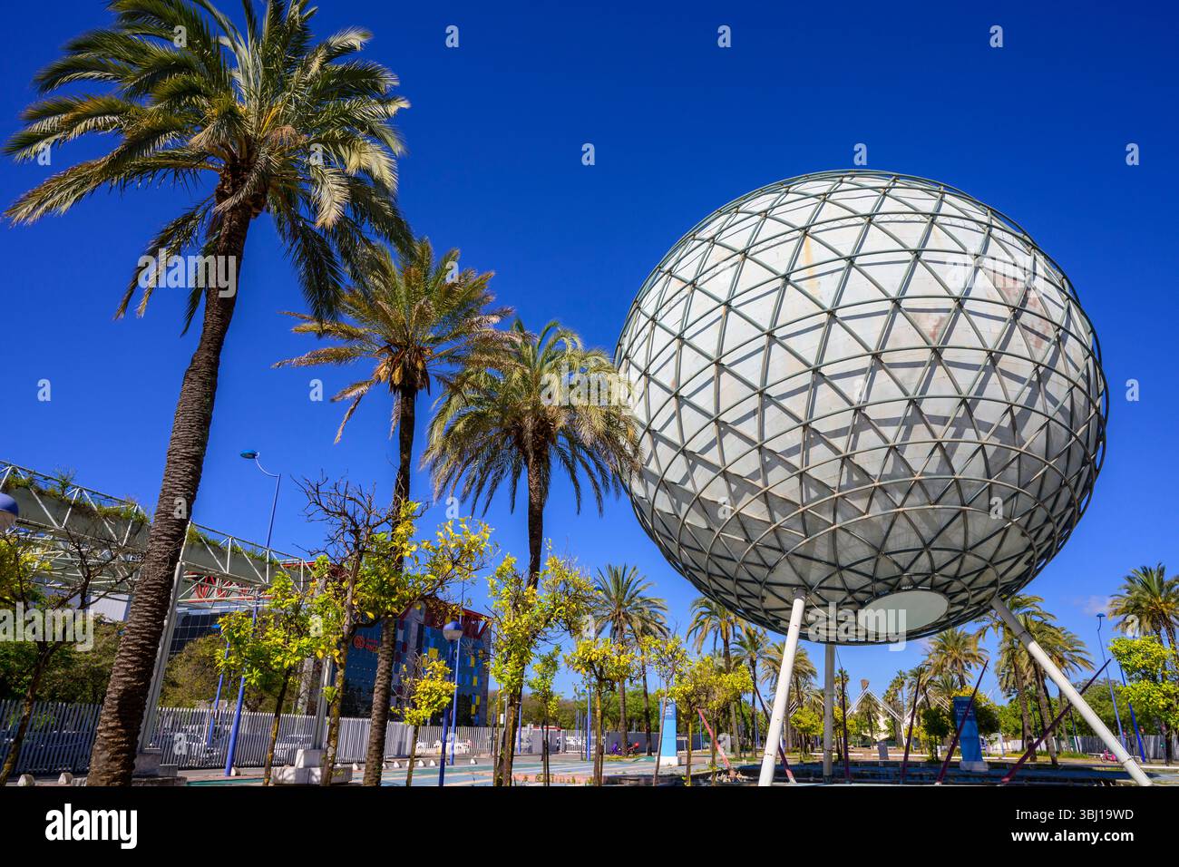 Die Esfera Bioclimática auf La Isla de La Cartuja, der Ort der Expo '92 in Sevilla, war die Art und Weise Spaniens, alles zu zeigen, was es in den 1980er Jahren erreicht hatte Stockfoto