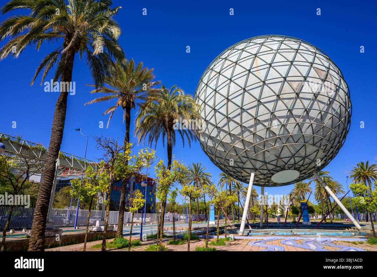 Die Esfera Bioclimática auf La Isla de La Cartuja, der Ort der Expo '92 in Sevilla, war die Art und Weise Spaniens, alles zu zeigen, was es in den 1980er Jahren erreicht hatte Stockfoto