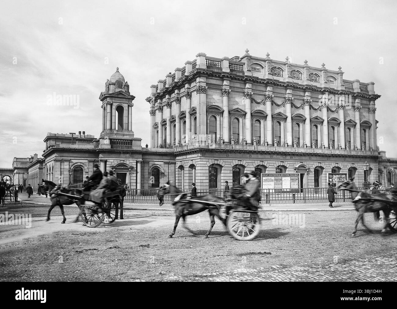 Eine Fotografie aus dem späten 19. Jahrhundert von Heuston Station in Dublin City, Irland, damals bekannt als Kingsbridge Station seit der Fertigstellung der nahe gelegenen King's Bridge über den Fluss Liffey im Jahr 1828. Der Bahnhof, der von Sancton Wood, einem englischen Architekten, entworfen wurde, basiert auf dem Entwurf eines italienischen palazzos und wurde zu Ehren von Seán Heuston benannt, einem hingerichteten Anführer des Osteraufgangs von 1916, der in den Büros des Bahnhofs gearbeitet hatte. Stockfoto