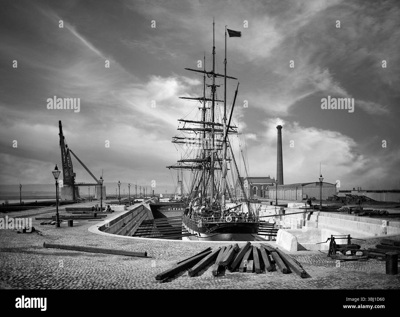 Eine Fotografie des Alexandra Graving Docks aus dem späten 19. Jahrhundert wurde am 21. Mai 1889 eröffnet, als der White Star-Liner Teutonic in das Dock verformt wurde. Mit Ausnahme des Birkenhead Graving Dock am River Mersey war die Alexandra in Belfasts Harland and Wolfe Werft in Nordirland die zweitgrößte, aber ihrer Art nach die einzige Werft der Welt. Stockfoto