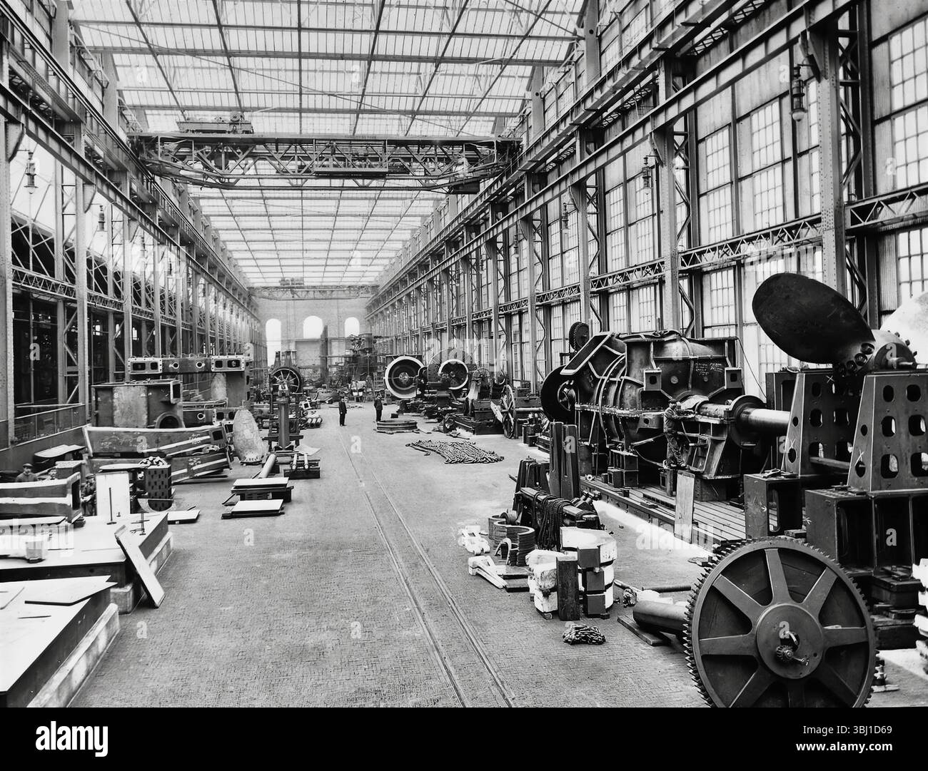 Eine Fotografie aus dem frühen 20. Jahrhundert des Turbine Shop in Belfasts Harland and Wolfe Werft in Nordirland, die in ihrem Katalog als „weltgrößte“ bezeichnet wurde. Eine Beschreibung, die sich auf die Olympische und Titanic bezog, die Anfang des 20. Jahrhunderts auf dem Hof gebaut wurden. Stockfoto