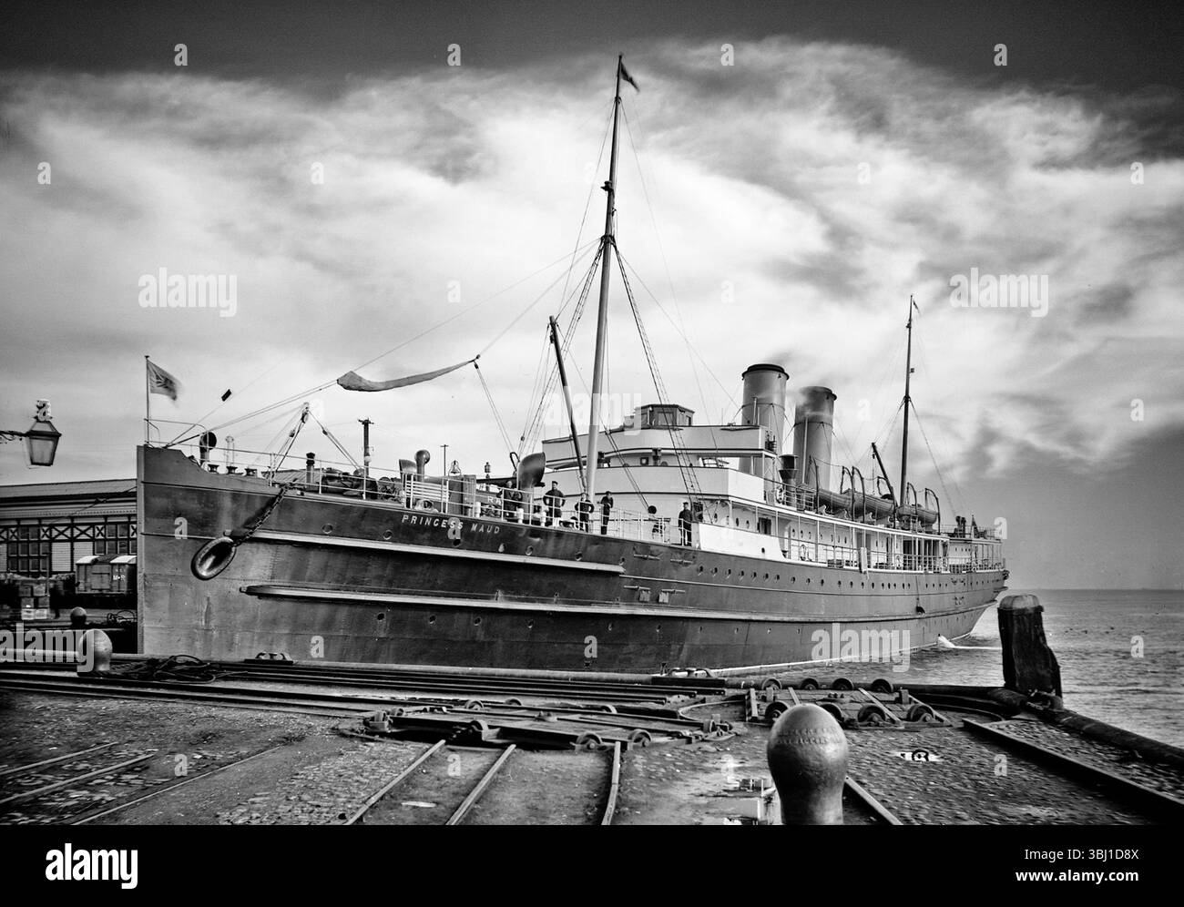 Ein Foto aus dem frühen 20. Jahrhundert vom Start des New Larne and Stranraer Steamer 'Princess Maud'. Der neue Dampfer, der in Dumbarton, Dumfries and Galloway, Schottland, von William Denny & Brothers für das Larne and Stranraer Steamship Joint Committee eingeführt wurde, war der erste Turbinendampfer, der in den irischen Dienst gestellt wurde. Stockfoto