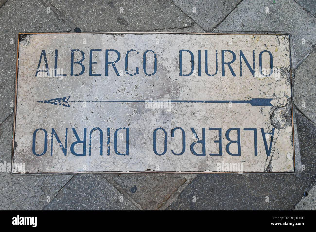 Blick von oben auf ein altes Stockwerk mit der Aufschrift "Day Hotel" (Albergo Diurno), in einer Straße des historischen Zentrums von Venedig, Veneto, Italien Stockfoto