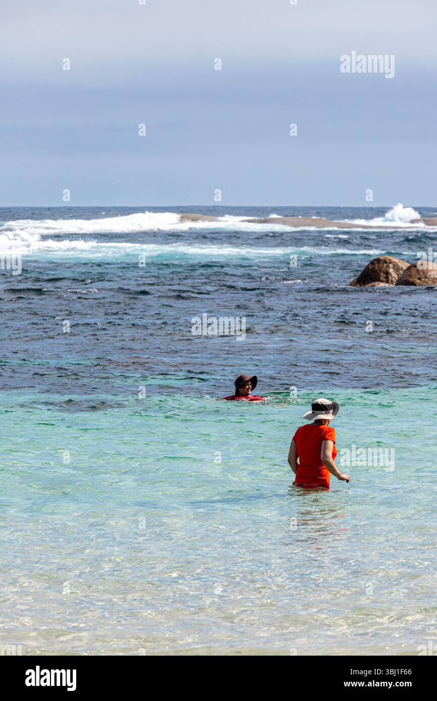 Schwimmer genießen den südlichen Ozean im Greens Pool am Rande des William Bay National Park im Auenland Dänemarks, Great Southern Region of Western Stockfoto
