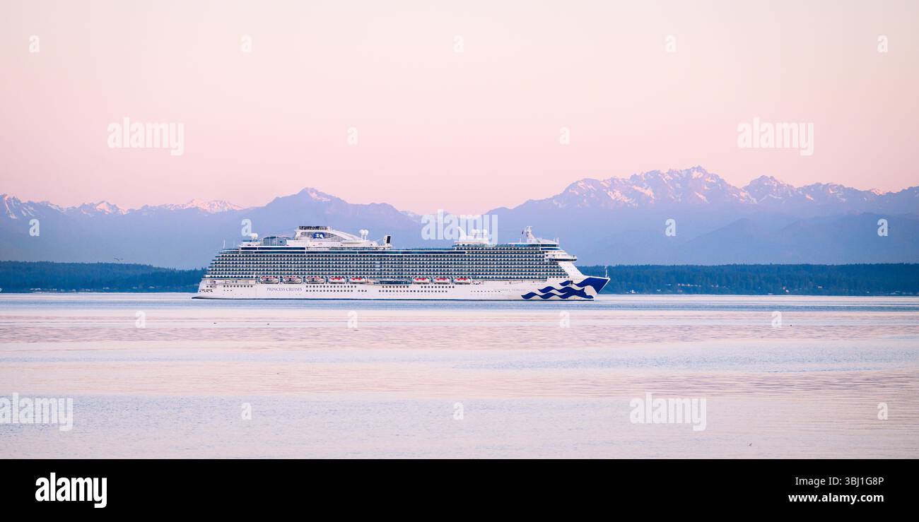 Seattle - 8. Juni 2025; Discovery Princess auf Elliott Bay mit Hintergrund der Olympic Mountains auf Alaska Cruise Stockfoto