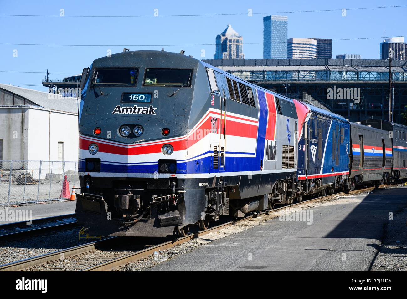 Seattle - 8. Juni 2025; Amtrak-Lokomotive zum 50. Jahrestag 160 mit Dash 8 Phase III Lackierung Stockfoto