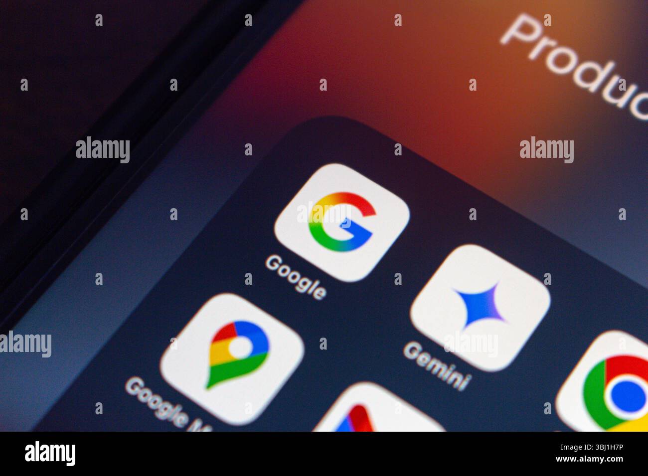 Google App neben anderen gebündelten Google Apps wie Gemini, Maps und Chrome Icons symbolisiert die Integration des Google Ökosystems in den täglichen Gebrauch Stockfoto