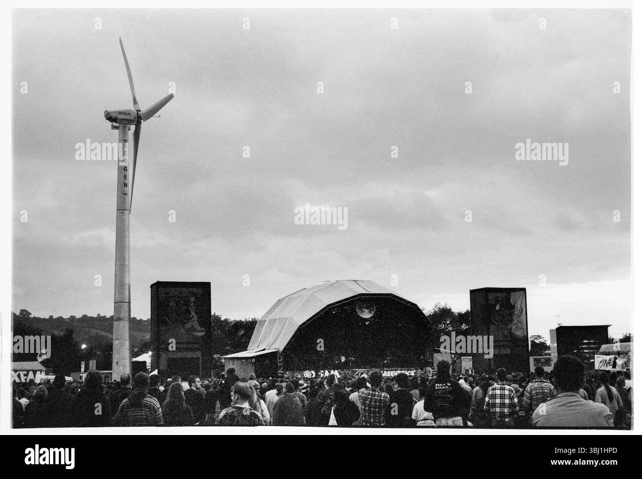 HAUPTBÜHNE, KEINE PYRAMIDENBÜHNE, GLASTONBURY 95: Ein großer Blick auf die Bühne und die Menge im Main Field beim Glastonbury Festival, Pilton Farm, Somerset, England, Juni 1995. 1995 feierte das Festival sein 25-jähriges Bestehen. In dem Jahr, nachdem sie niedergebrannt war, gab es keine Pyramidenbühne. Viele Menschen hatten an dem besonders heißen Wochenende Probleme mit dem Hitzschlag. Foto: ROB WATKINS Stockfoto