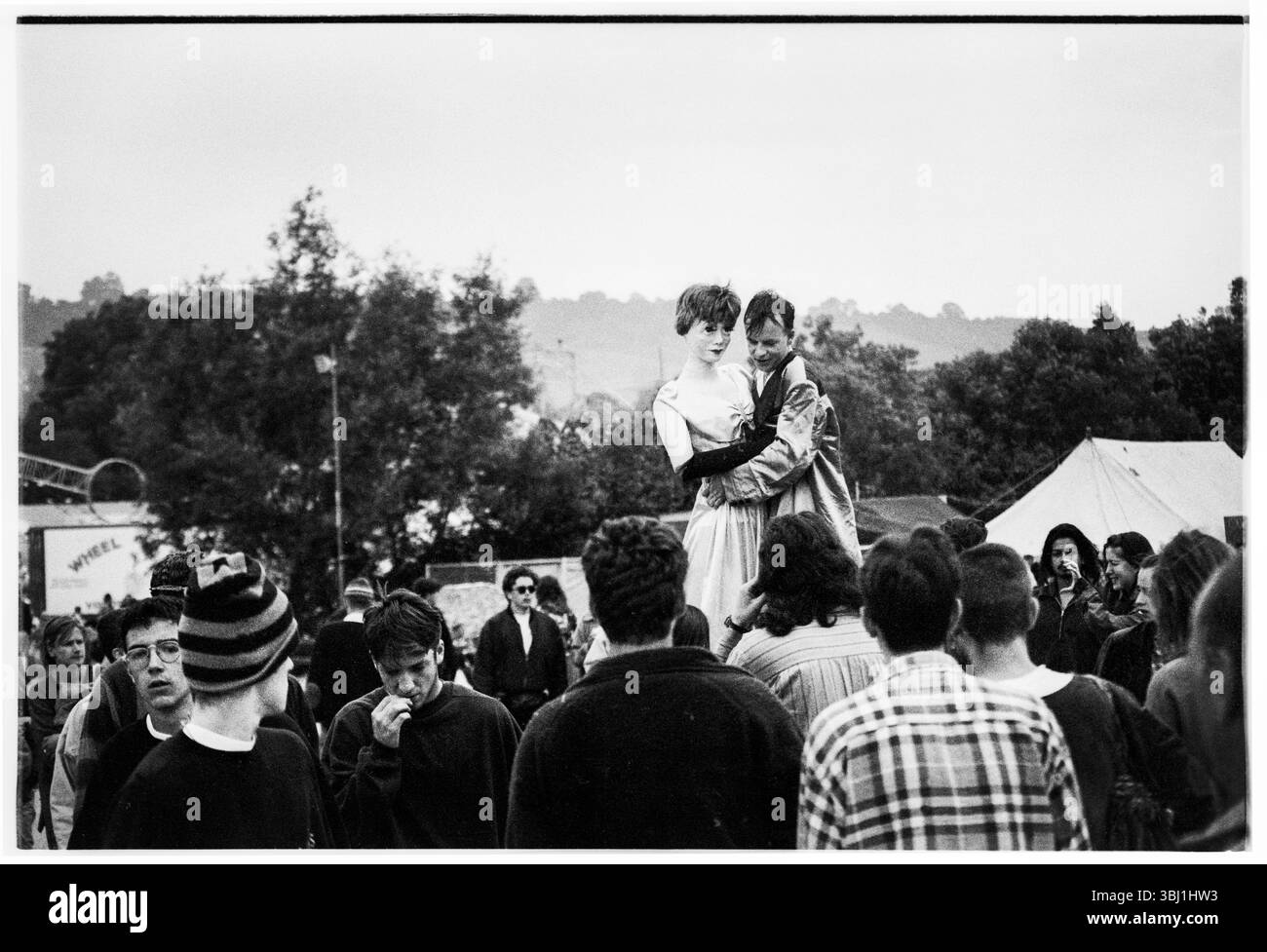 CIRCUS FIELD, GLASTONBURY 1995: Performers in the Circus Field at the Glastonbury Festival, Pilton Farm, Somerset, England, Juni 1995. 1995 feierte das Festival sein 25-jähriges Bestehen. Foto: ROB WATKINS Stockfoto