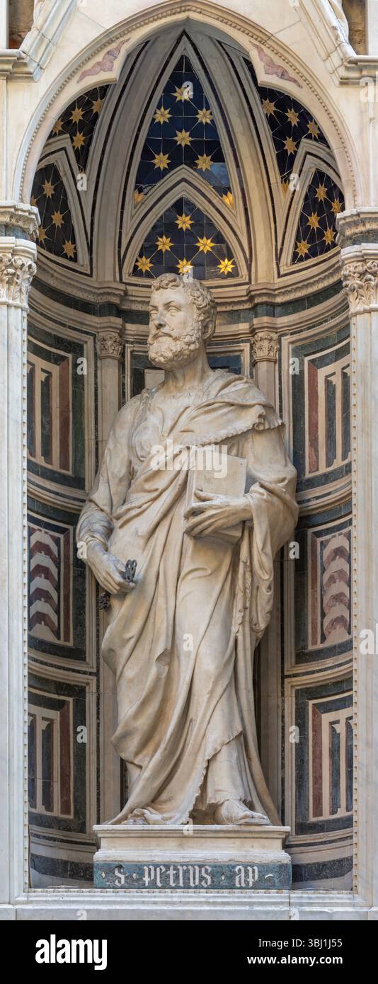 FLORENZ, ITALIEN - 17. MÄRZ 2025: Die Marmorstatue St. Peter Apostel an der Fassade von Orsanmichele von Filippo Brunelleschi (1415). Stockfoto