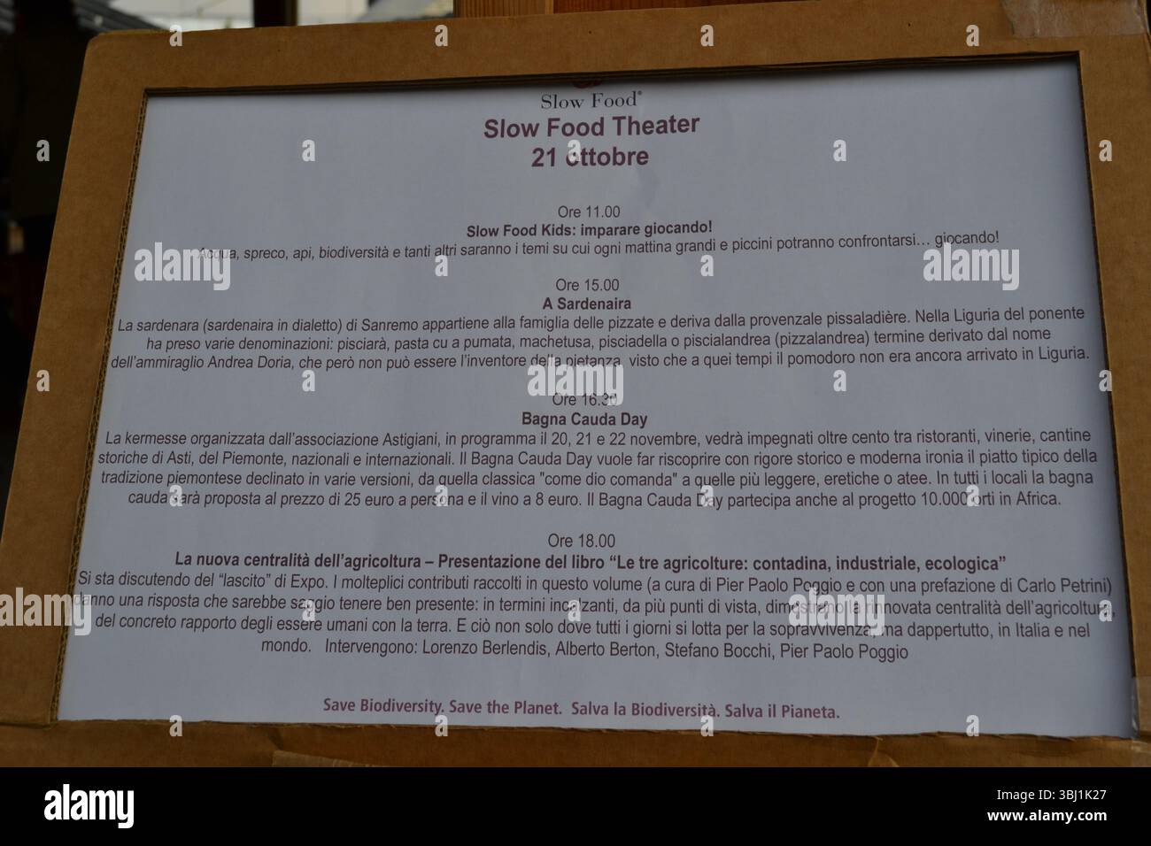 Slow Food Pavillon tägliches Veranstaltungsprogramm auf Plakatwerbung. Italienische Esskultur bei der Ausstellung. Stockfoto