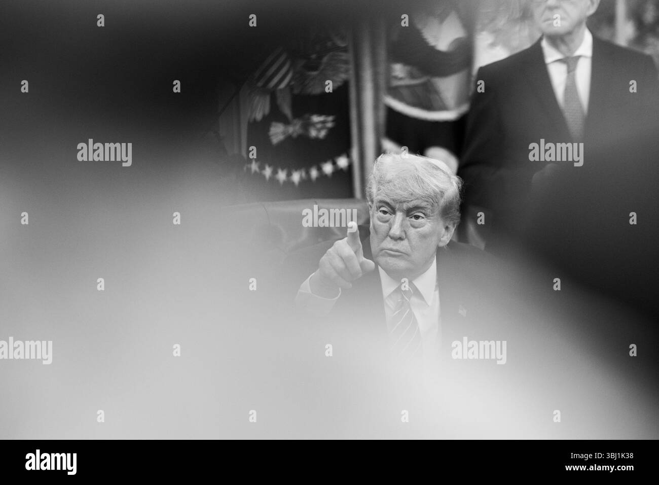 Präsident Donald Trump wird von Handelsminister Howard Lutnick, Vizepräsident JD Vance, britischer Botschafter Peter Mandelson, US-Handelsvertreter, begleitet Stockfoto