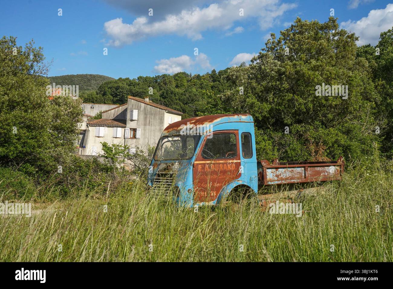 Verlassenes Wrack, kleiner Truck Goélette Renault oder Fahrzeug auf dem Land der Region Aude in Frankreich. Stockfoto