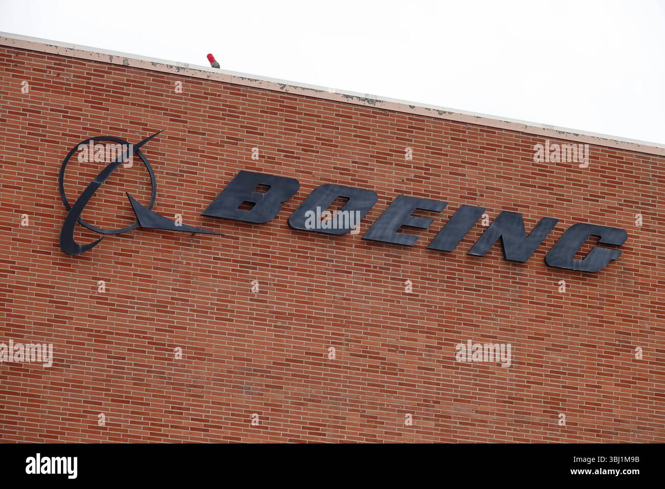 El Segundo, Kalifornien, USA – 5. September 2023: Ein Boeing-Logo ist auf einem Backsteingebäude in der Nähe des Satellite Development Center in Los Angeles zu sehen. Stockfoto