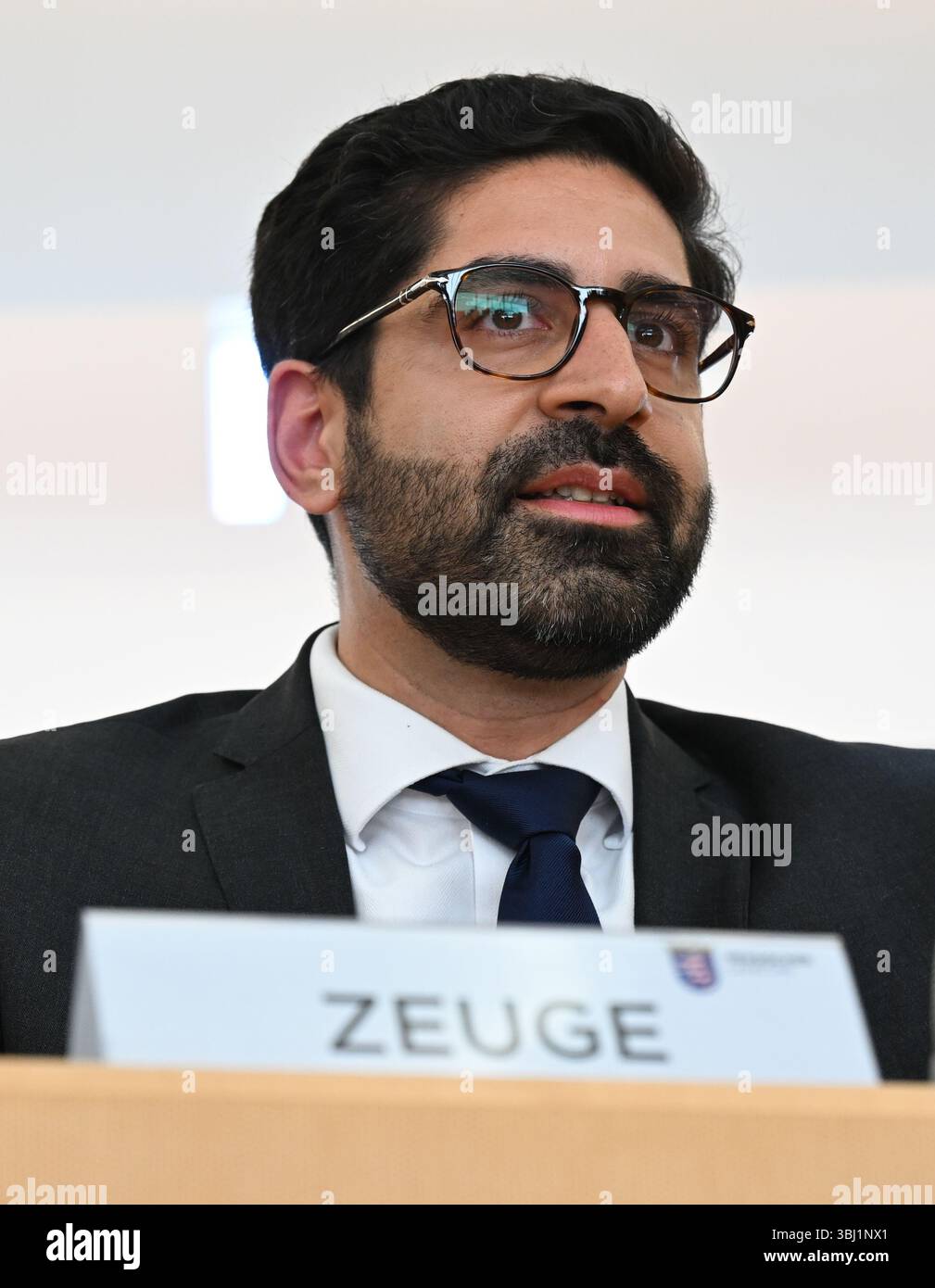 Wiesbaden, Deutschland. Juni 2025. Kaweh Mansoori (SPD), Minister für Wirtschaft, Energie, Verkehr, Wohnen und ländliche Gebiete, hat seinen Sitz als Zeuge im Untersuchungsausschuss des Hessischen Landtags eingenommen. Der Untersuchungsausschuss untersucht die umstrittene Entlassung eines Staatssekretärs im Wirtschaftsministerium. Vermerk: Arne Dedert/dpa/Alamy Live News Stockfoto