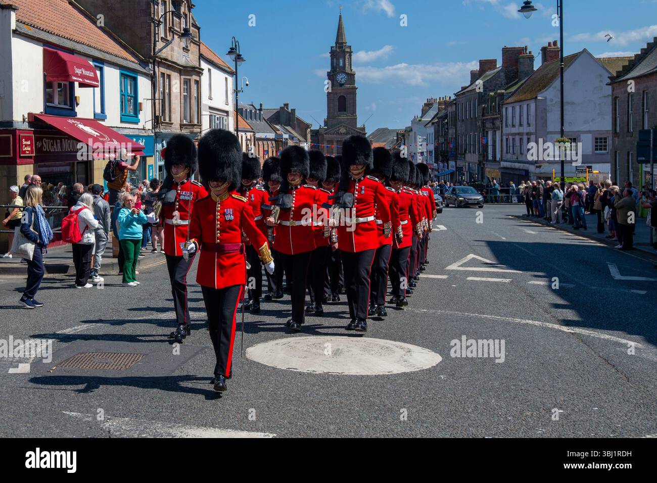 Die Coldstream Guards marschierten in voller zeremonieller Uniform durch Berwick upon Tweed, während sie 375 Jahre Dienst für die Nation feierten. Stockfoto