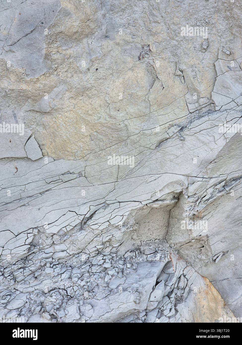 Steinstruktur. Steine am Meer. Interessante Felsstruktur an der Küste. Nahaufnahme - Smartphone-aufgenommenes Stockfoto