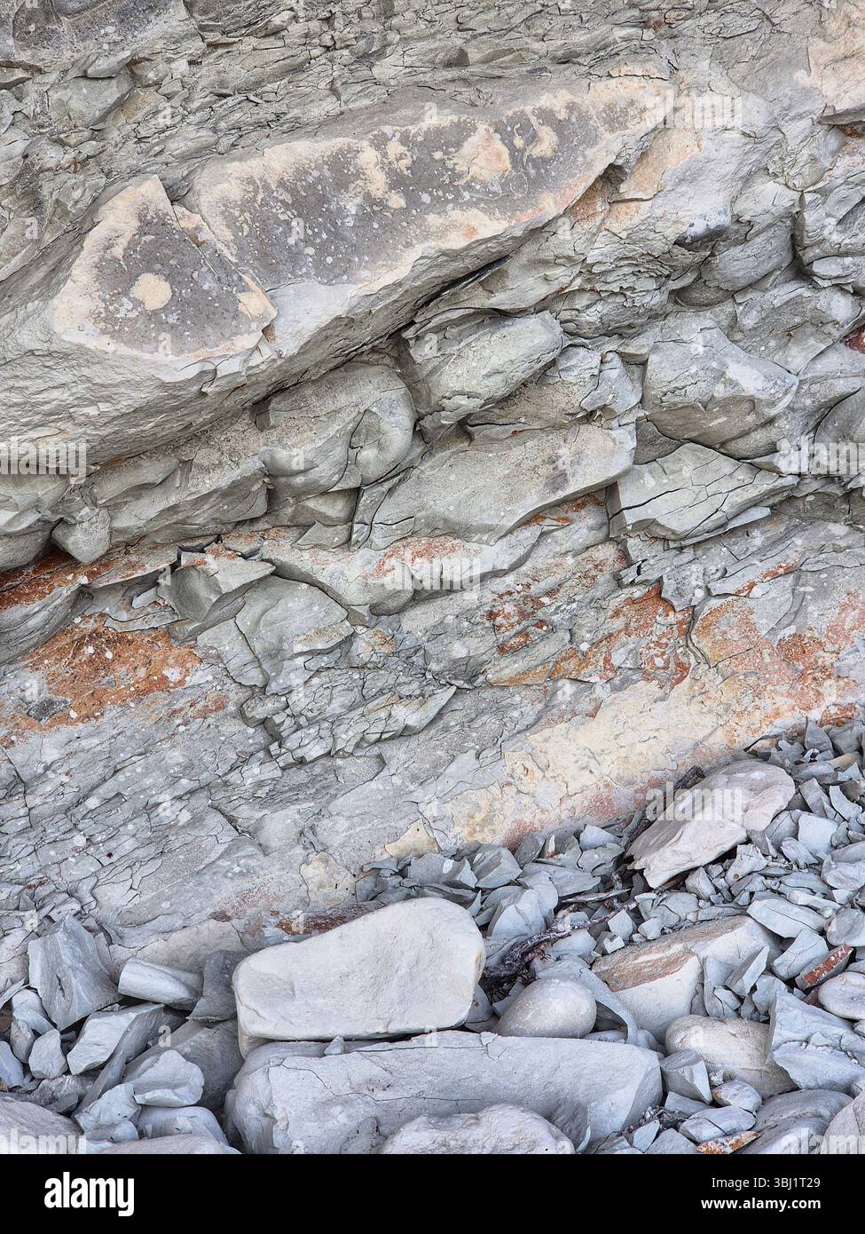 Steinstruktur. Steine am Meer. Interessante Felsstruktur an der Küste. Nahaufnahme - Smartphone-aufgenommenes Stockfoto
