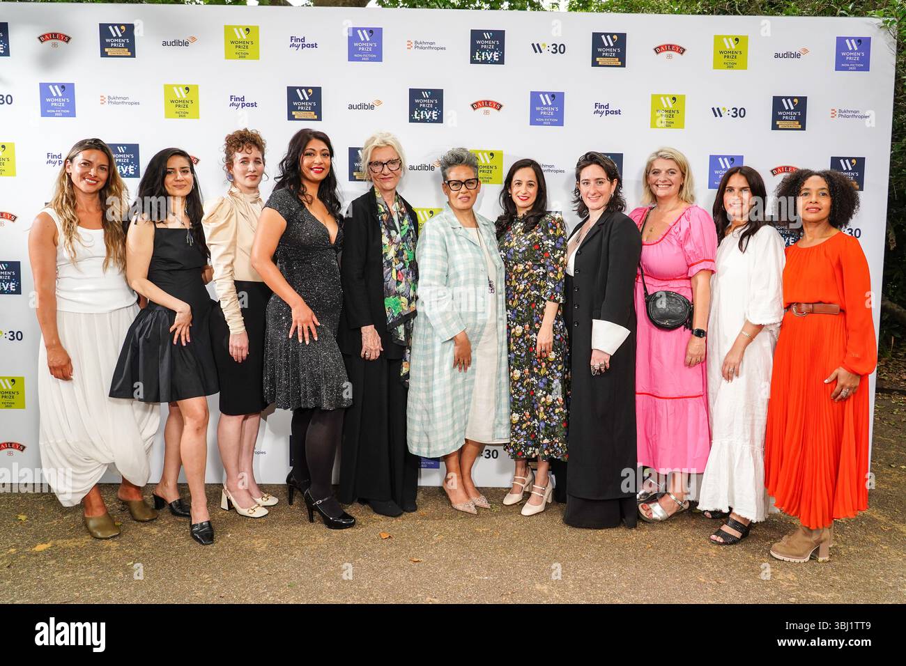 NUR REDAKTIONELLE VERWENDUNG Amelia Warner, Aria aber, Miranda July, Nussaibah Younis, Elizabeth Strout, Kit de Waal, Sanam Mahloudji, Yael van der Wouden, Bryony Gordon, Deborah Joseph und Diana Evans nehmen an der Siegerehrung des Frauenpreises 2025 in den Bedford Square Gardens in London Teil. Bilddatum: Donnerstag, 12. Juni 2025. Stockfoto