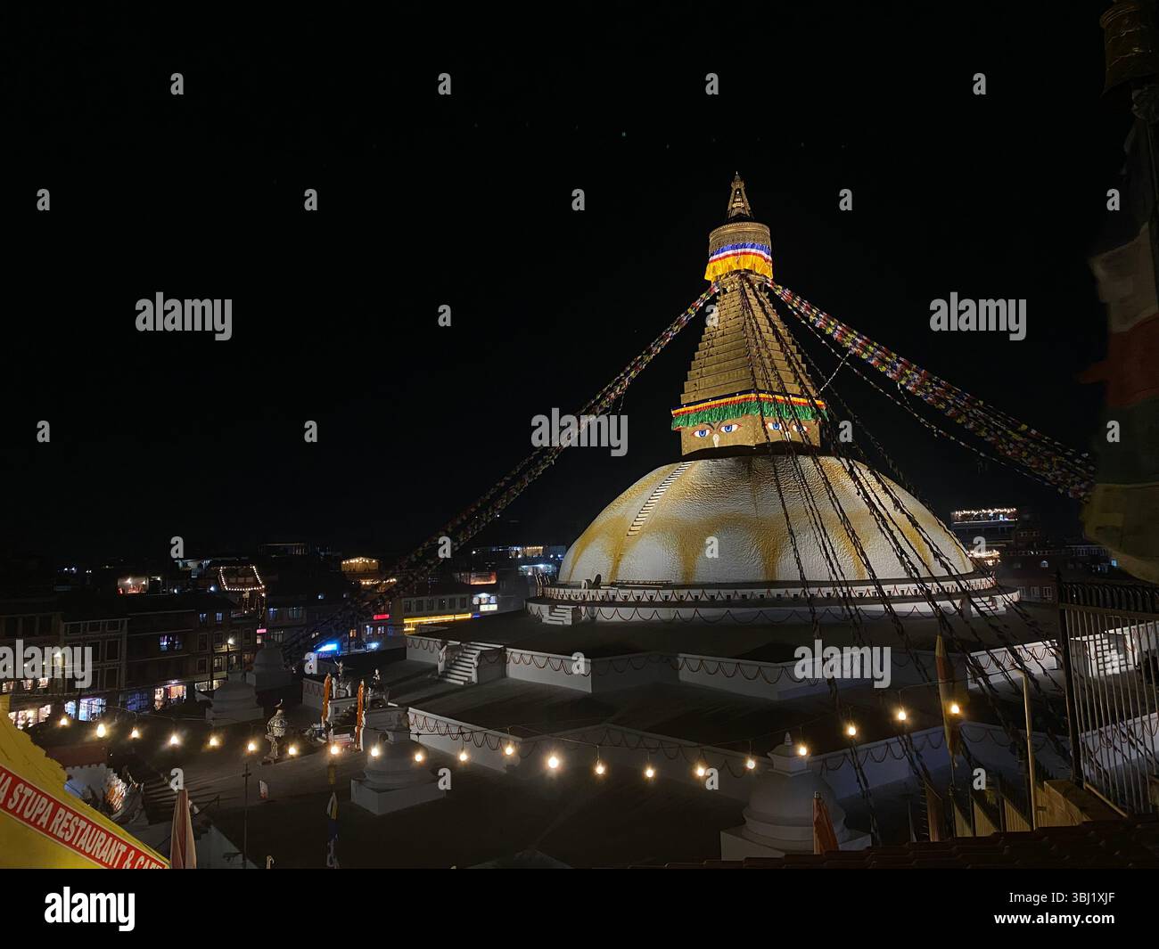 Alte buddhistische Stupas und Gebäude - Smartphone-aufgenommenes Stockfoto