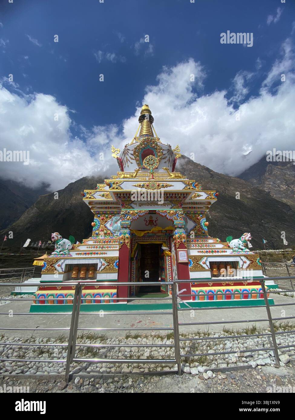 Alte buddhistische Stupas und Gebäude - Smartphone-aufgenommenes Stockfoto