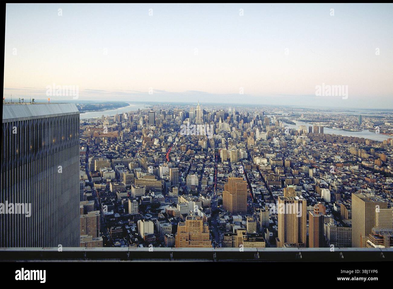 Blick in Richtung Uptown vom Worl Trade Centre, auf der linken Seite ein Turm der Twin Towers, September 2000, New York City, USA, Nordamerika Stockfoto