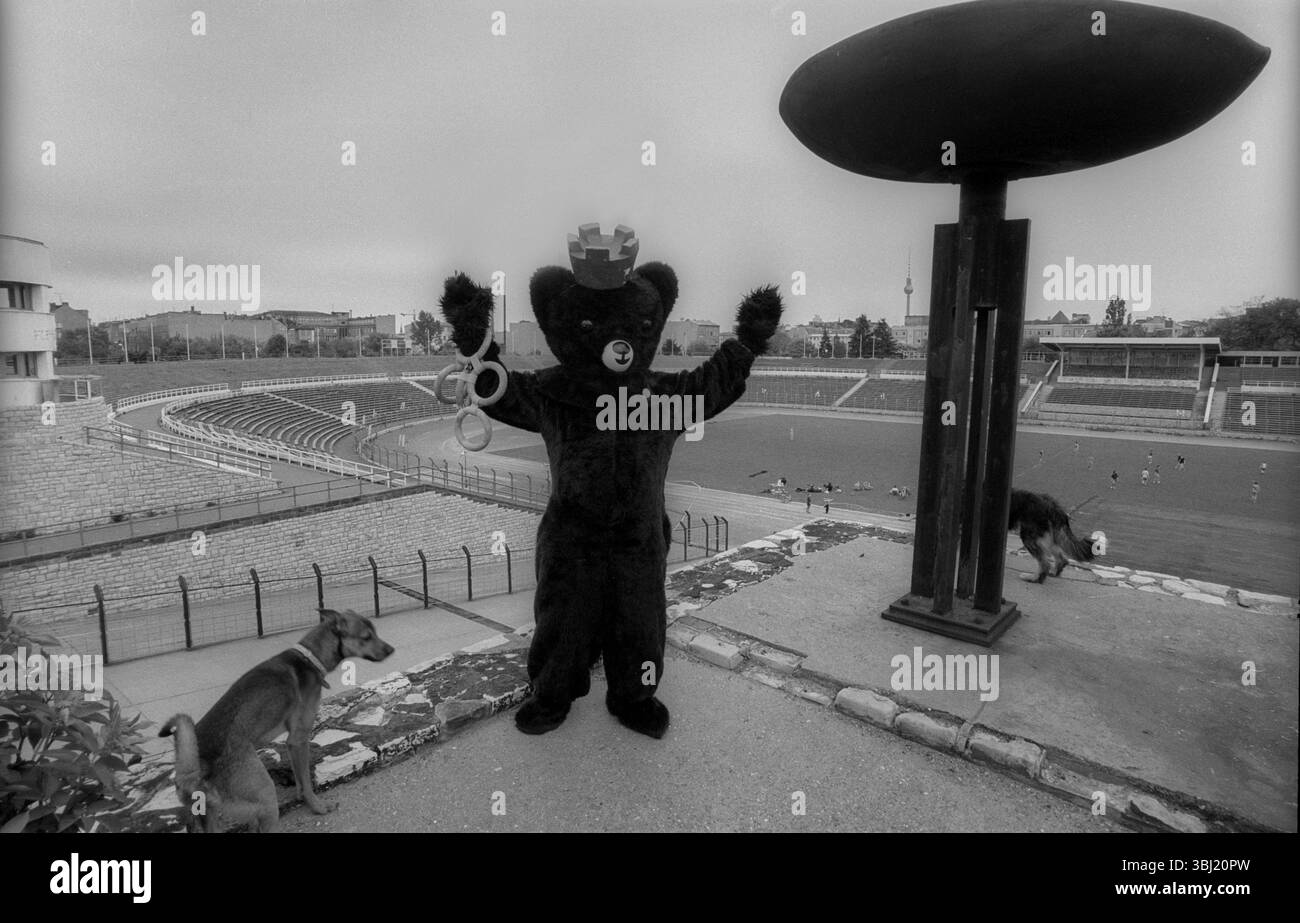 Deutschland, Berlin, 16.05.1992, Anti - Olympia-Event im Stadion der Weltjugend, Anti - Olympia-Bär, Schüssel für Olympisches Feuer, Europa Stockfoto