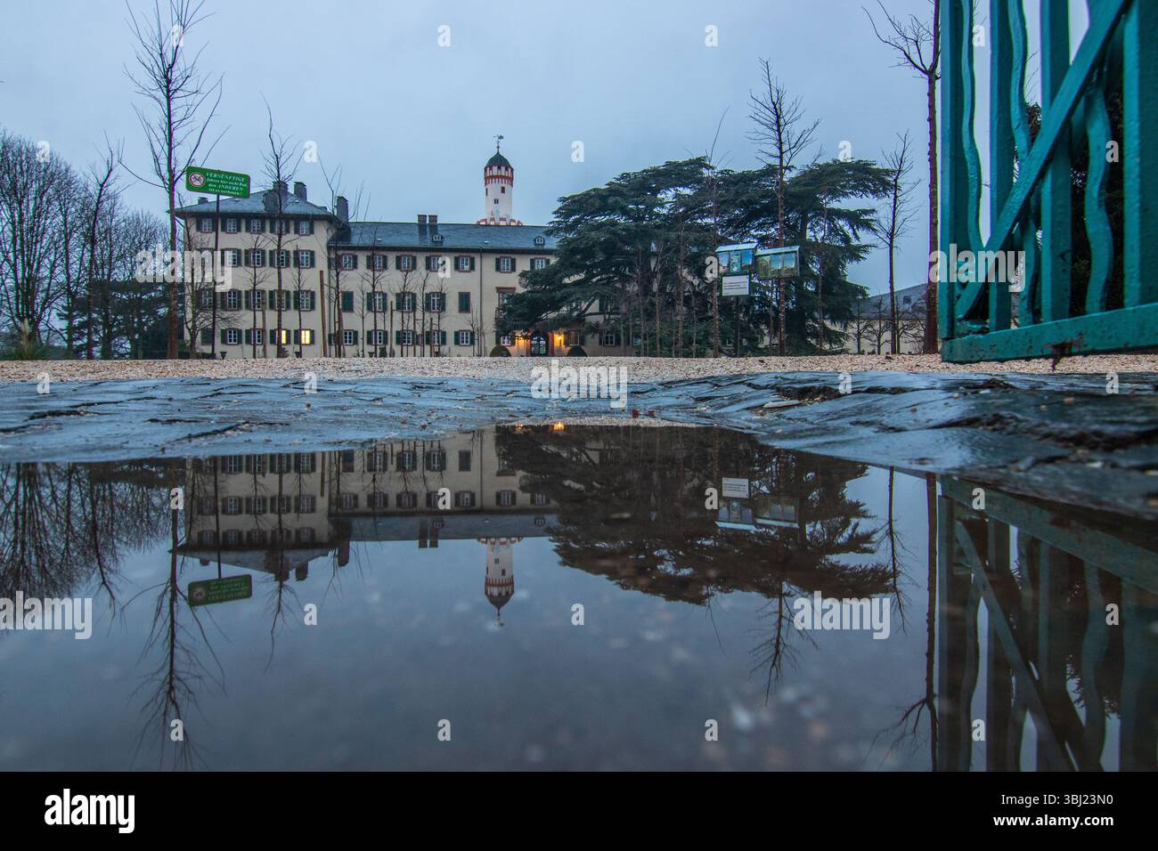 Wunderschöne historische Landgrafenburg und Sommerresidenz der preußischen Könige und deutschen Kaiser. Regnerisches Wetter im Schlosspark Bad Homburg Stockfoto