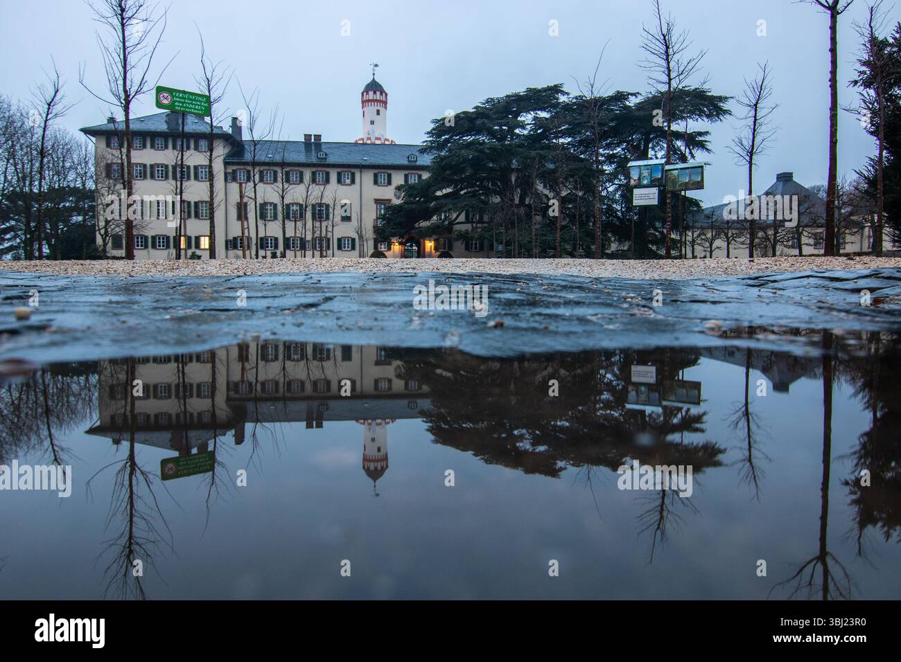 Wunderschöne historische Landgrafenburg und Sommerresidenz der preußischen Könige und deutschen Kaiser. Regnerisches Wetter im Schlosspark Bad Homburg Stockfoto