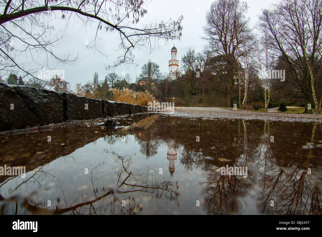 Wunderschöne historische Landgrafenburg und Sommerresidenz der preußischen Könige und deutschen Kaiser. Regnerisches Wetter im Schlosspark Bad Homburg Stockfoto