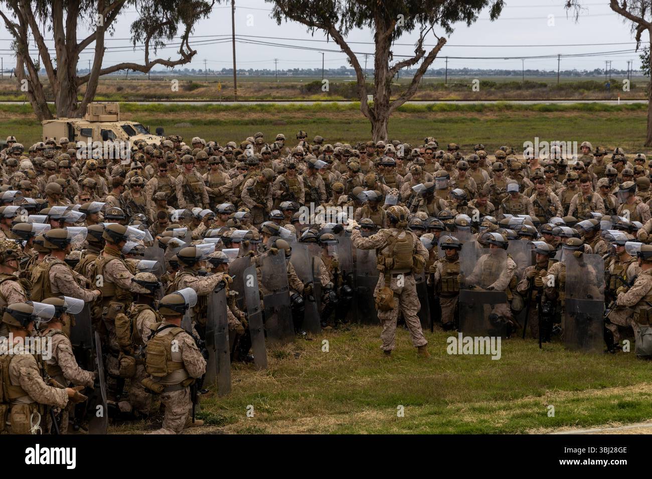 Los Angeles, Usa. Juni 2025. US-Marines mit 2. Bataillon, 7. Marine-Regiment, 1. Marine-Division, werden informiert, nachdem sie auf Befehle von Präsident Donald Trump als Reaktion auf die Einwanderungsproteste am 10. Juni 2025 in Los Angeles, Kalifornien, eingetroffen waren. Trump entsandte 700 US-Marines und 4.000 Nationalgarde-Truppen, um Bundeseigentum und Bundesagenten zu schützen. Quelle: CPL. Logan Courtright/USA Marine Corps/Alamy Live News Stockfoto