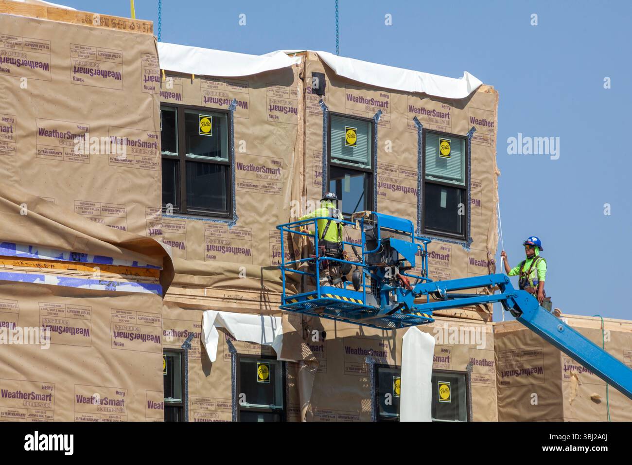 Detroit, Michigan – Arbeiter bauen Wohnungen für Haushalte mit niedrigem bis mittlerem Einkommen mit modularen Baumethoden. Jedes Modul wird aus zusammengesetzt Stockfoto