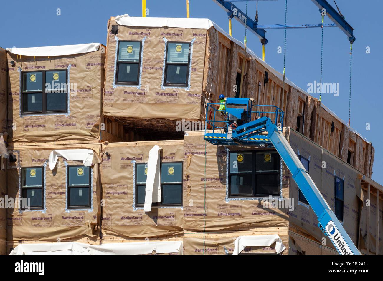 Detroit, Michigan – Arbeiter bauen Wohnungen für Haushalte mit niedrigem bis mittlerem Einkommen mit modularen Baumethoden. Jedes Modul wird aus zusammengesetzt Stockfoto
