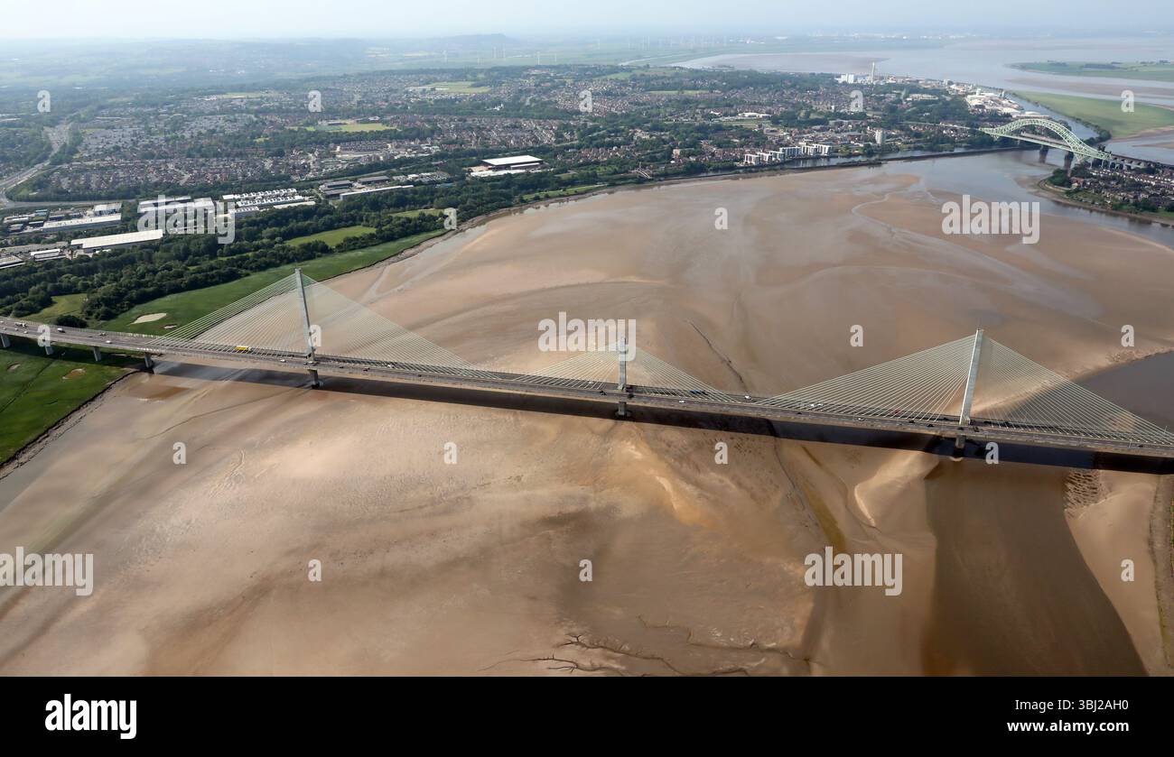 Aus der Vogelperspektive auf die Mersey Gateway Bridge, die die Runcorn Gap mit der Silver Jubilee Bridge in der Ferne flussabwärts des River Mersey überspannt Stockfoto