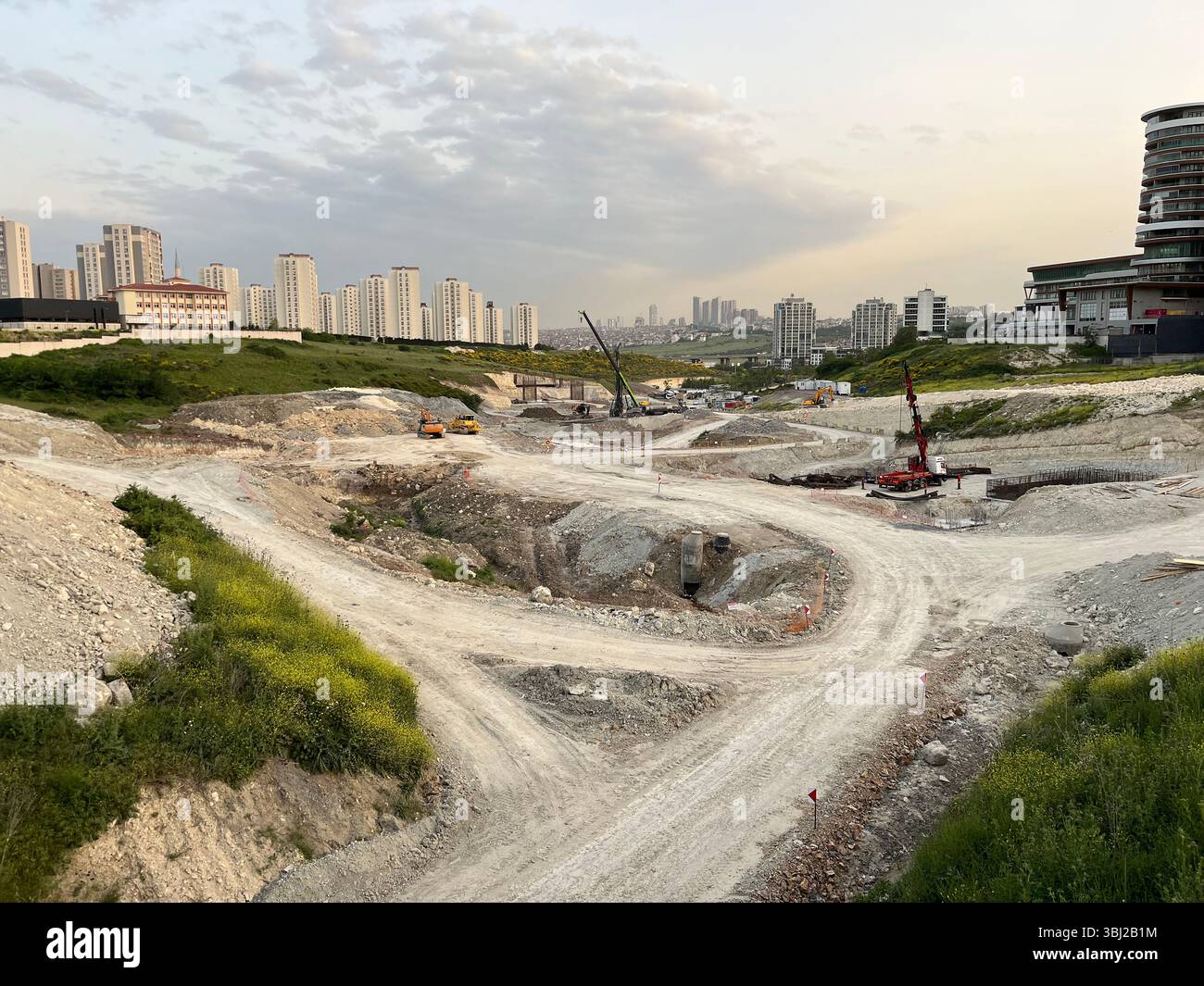 Baumaschinen auf dem Baugelände in Istanbul, Türkei. Stockfoto