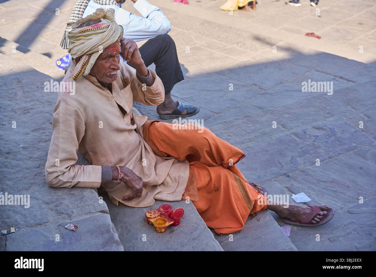 Straßenszene mit Einheimischen in Varanasi, Indien Stockfoto