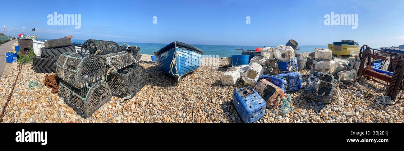 Panoramablick entlang der Küste von Selsey mit Fischerbooten und Krabbentöpfen auf der Schindelbank. Selsey ist bekannt für sein historisches Fischererbe, Stockfoto