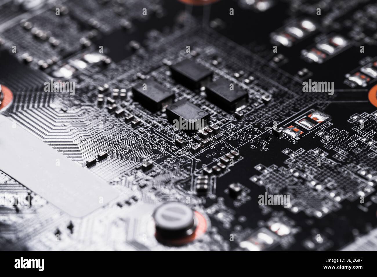 Detaillierte Ansicht einer Leiterplatte mit komplizierten Leitungen und Komponenten, die moderne Technologie und Präzision der Elektronik zeigt. Ideal für die Beleuchtung Stockfoto