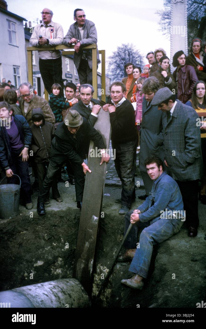 Barwick in Elmet Maypole Erziehungszeremonie. Das 86 Meter lange hölzerne Maibusch wird alle drei Jahre während der Spring Bank Holiday abgetragen und neu gestrichen. Eine Reihe von Seilen und Leitern und eine große Menge von Einheimischen beteiligt sich. Barwick in Elmet, West Yorkshire, England 1972 Großbritannien 1970er Jahre HOMER SYKES Stockfoto