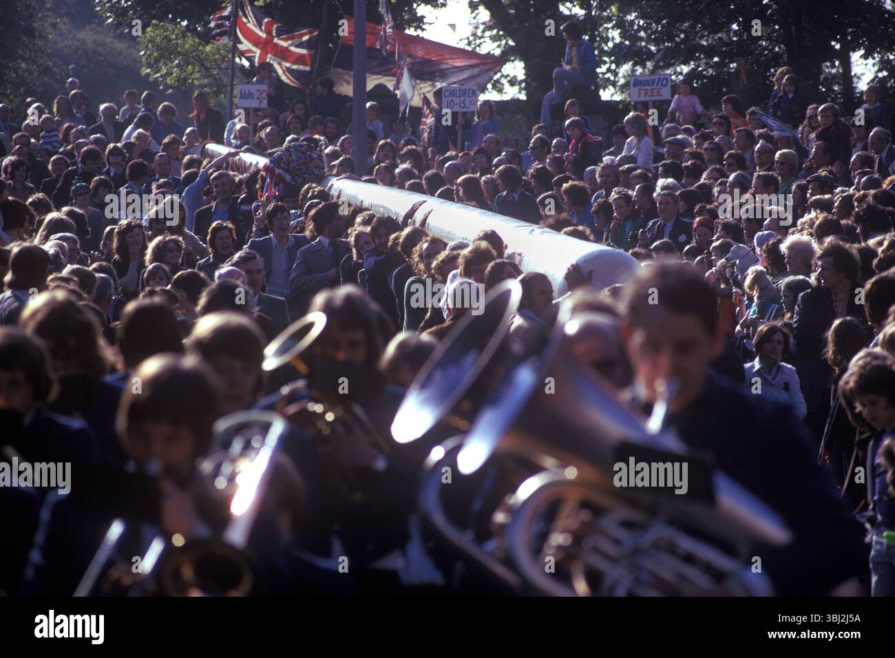Maypole UK. Barwick in Elmet Maypole Erziehungszeremonie. Das 86 m lange hölzerne Mailoch, bemalt und repariert, wird vom Hall Tower Hill in das Herz des Dorfes getragen, um es an Spring Bank Holiday wieder aufzustellen. Barwick in Elmet, West Yorkshire, England, 1970er Jahre HOMER SYKES Stockfoto