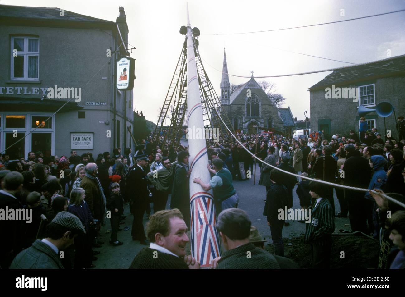 Barwick in Elmet Maypole Erziehungszeremonie. Das 86 Meter lange hölzerne Maibusch wird alle drei Jahre während der Spring Bank Holiday abgetragen und neu gestrichen. Eine Reihe von Seilen und Leitern und eine große Menge von Einheimischen beteiligt sich. Barwick in Elmet, West Yorkshire, England 1972 Großbritannien 1970er Jahre HOMER SYKES Stockfoto