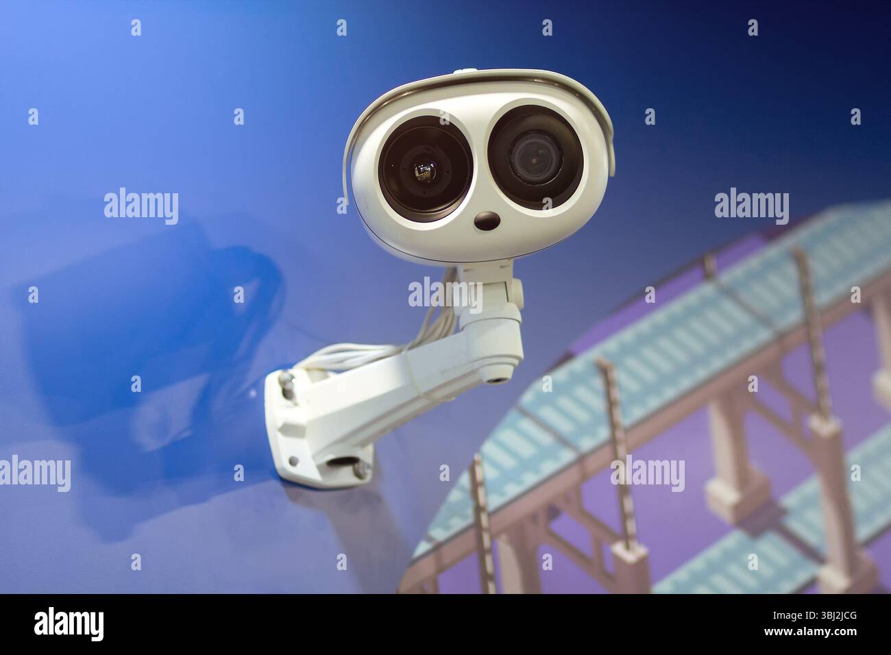 Überwachung in Form von freundlichen Robotern in Innenräumen. Digitale Technologien Stockfoto