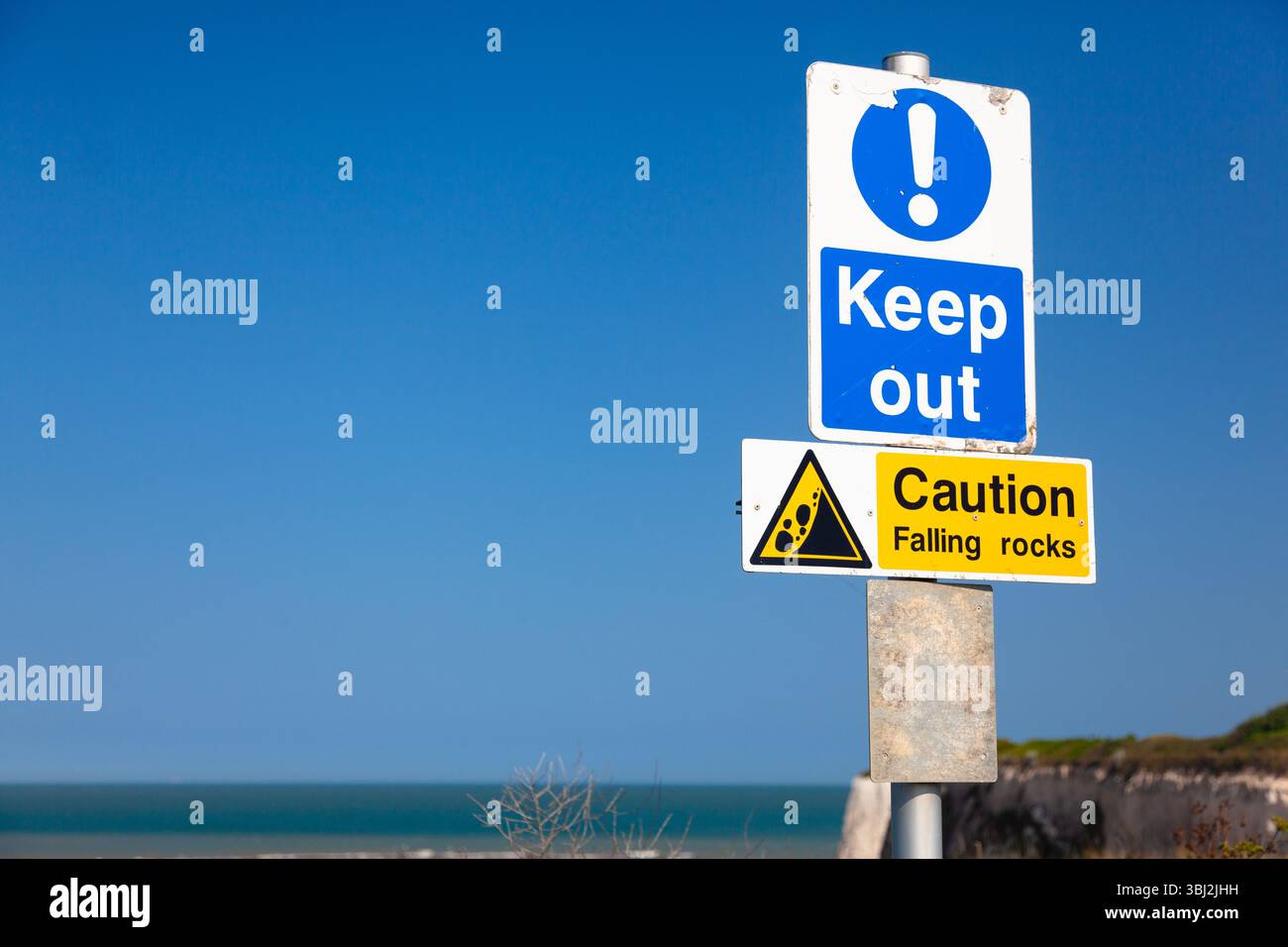 Warnschilder, „Keep out“, „Falling Rocks“, Großbritannien. Stockfoto