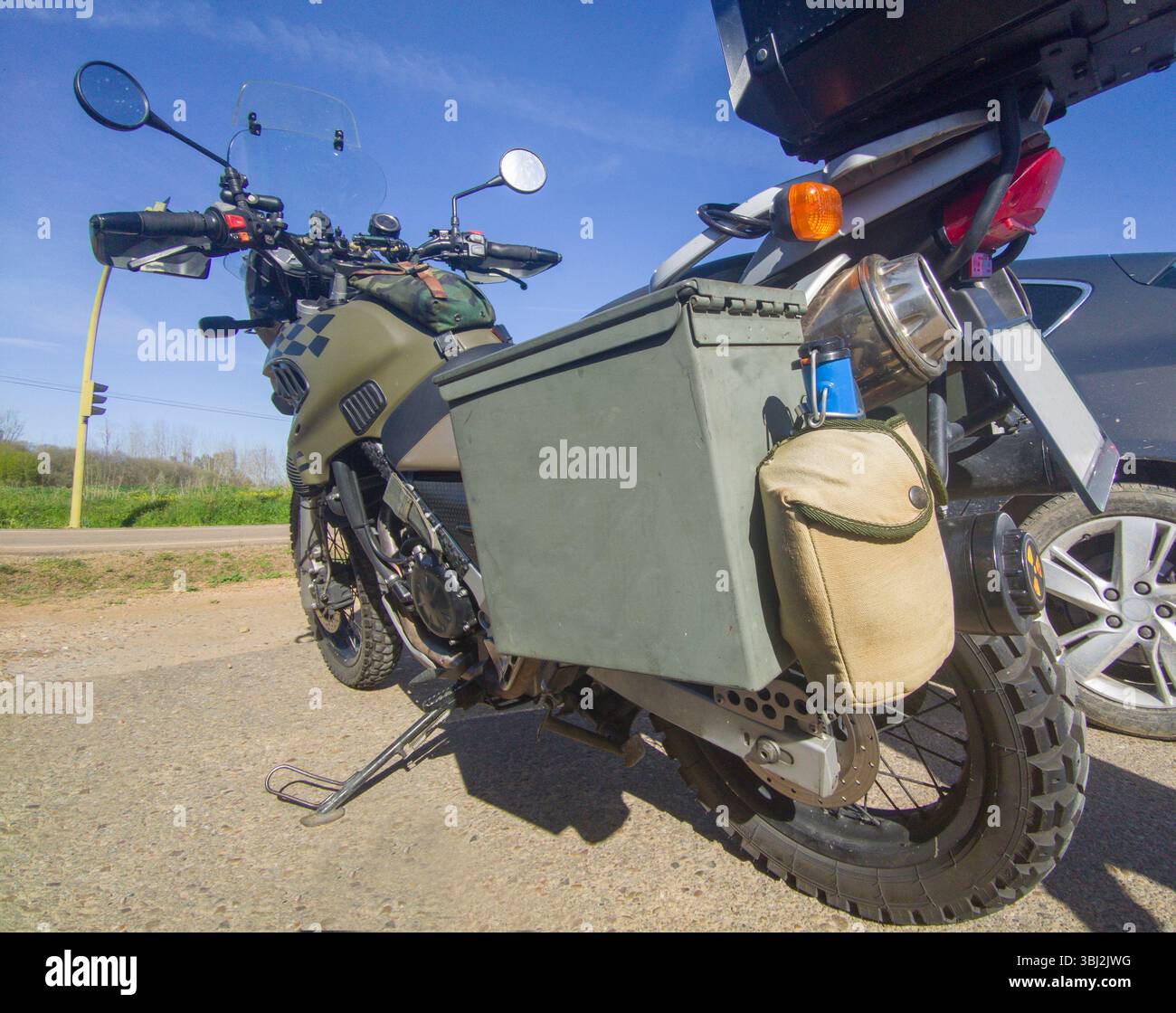 Militär hat ein Motorrad für den Straßenverkehr kombiniert. Rückansicht Stockfoto