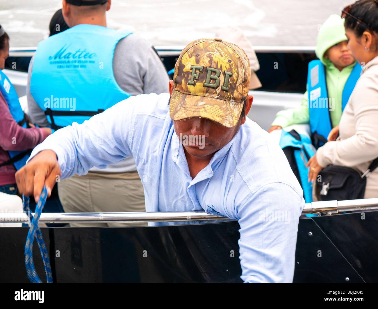 Paracas, Ica, Peru - 5. August 2023: Fischer, die Anker wiegen, nehmen Touristen mit auf eine Tour der Ballestas-Inseln Stockfoto